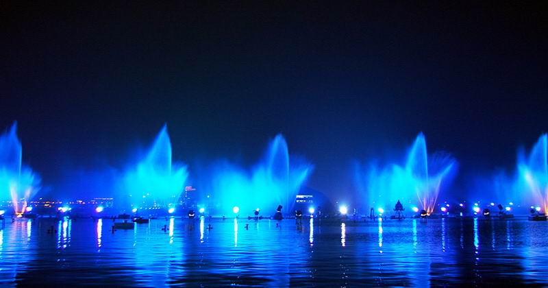南京中山陵紫金山庄湖中大型升降漂浮式音乐喷泉