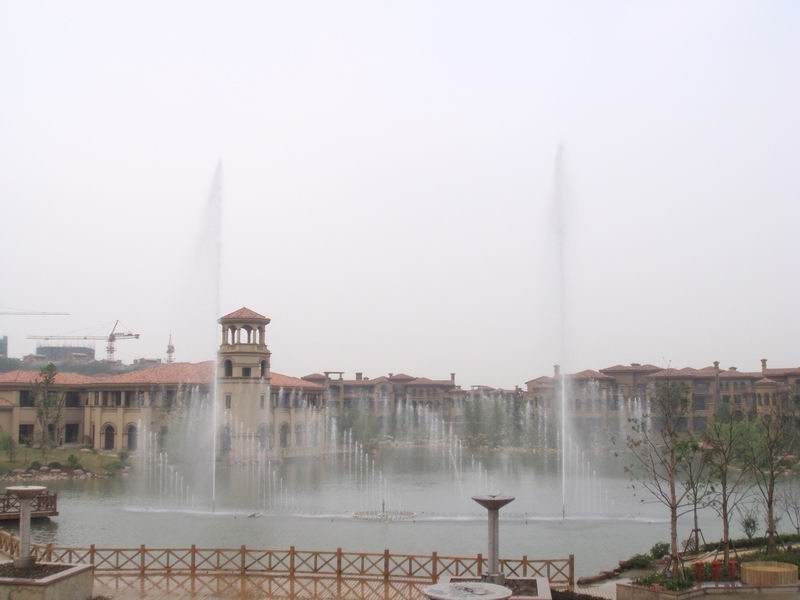 苏州吴江明珠城湖中大型升降式音乐喷泉